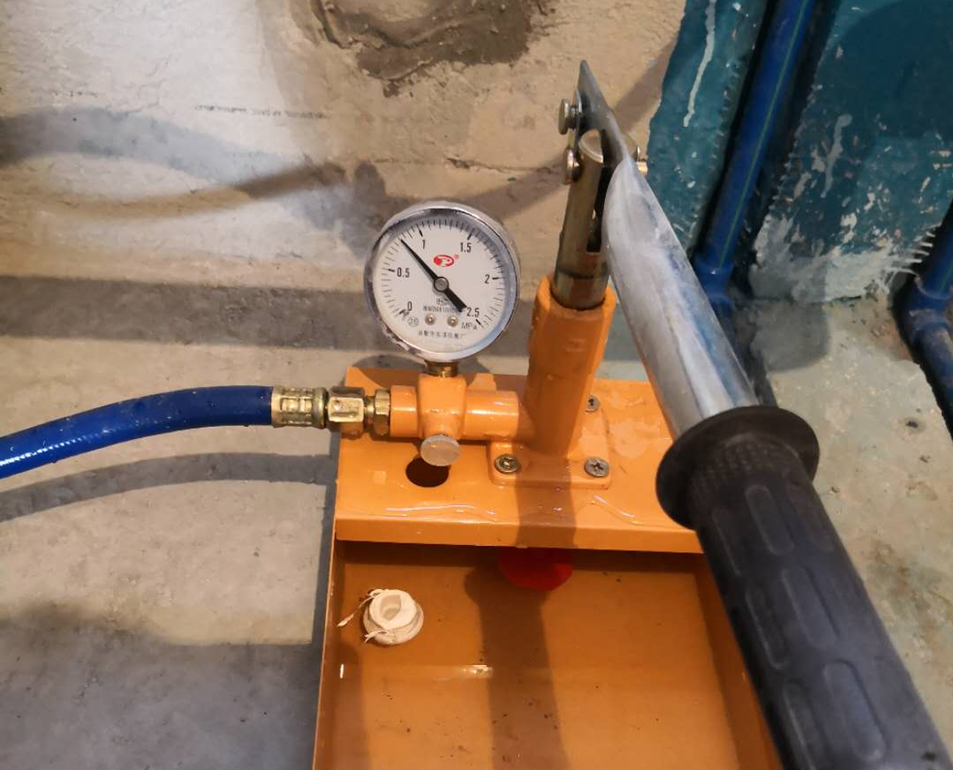 给水管安装就绪后一律须做通水试验和增压试验，压力测试时，冷、 热水管应连接，试压压力为0.8MPa（8公斤）。